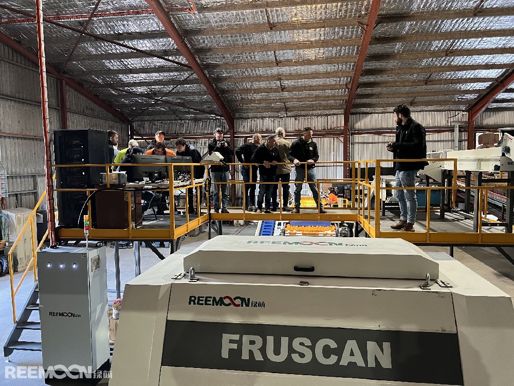 日前，應用于Clear Lake Citrus的新型Fruscan 7四通道分選機在澳大利亞格里菲斯的綠萌展示活動中驚艷亮相。該設備是目前綠萌在澳大利亞所安裝的最新也是最大的設備。綠萌新型Fruscan 7四通道分選機展示活動現場來自澳大利亞各地的種植者和包裝廠商來到這家柑橘包裝廠參觀了這臺配備了Fruscan 7系統（綠萌的最新瑕疵分選技術
